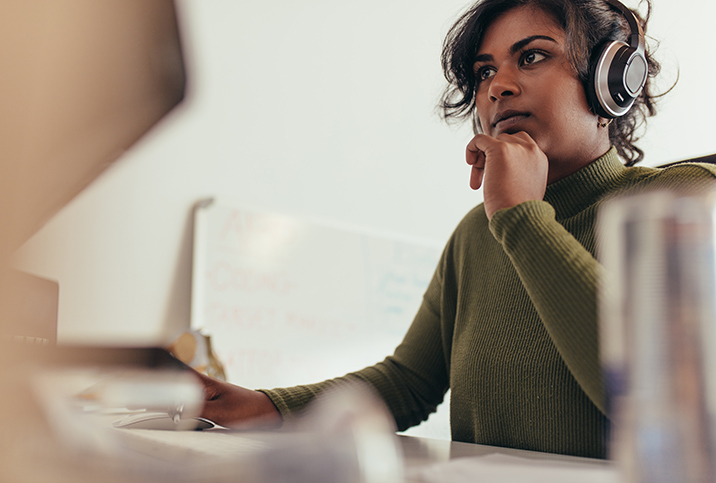 A-woman-researches-abortion-on-a-computer