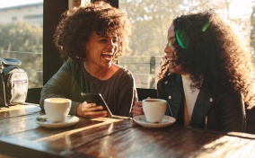 Two-women-laugh-over-coffee