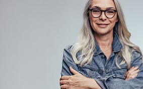 Grey-haired-woman-in-glasses-crosses-her-arms