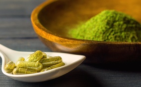 Kratom-in-both-a-green-powder-and-in-pill-form